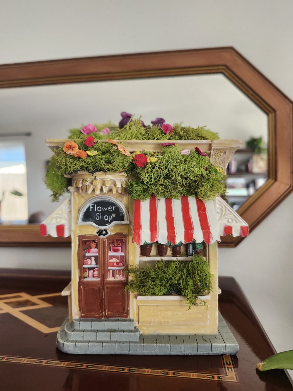 Miniature Flower Shop Home Accent - Red & White